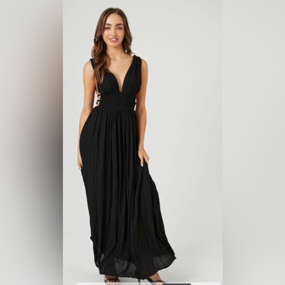 BRAND NEW W/O TAGS BLACK MAXI DRESS WITH CUT OUT SIDE DETAILS. Size XL.